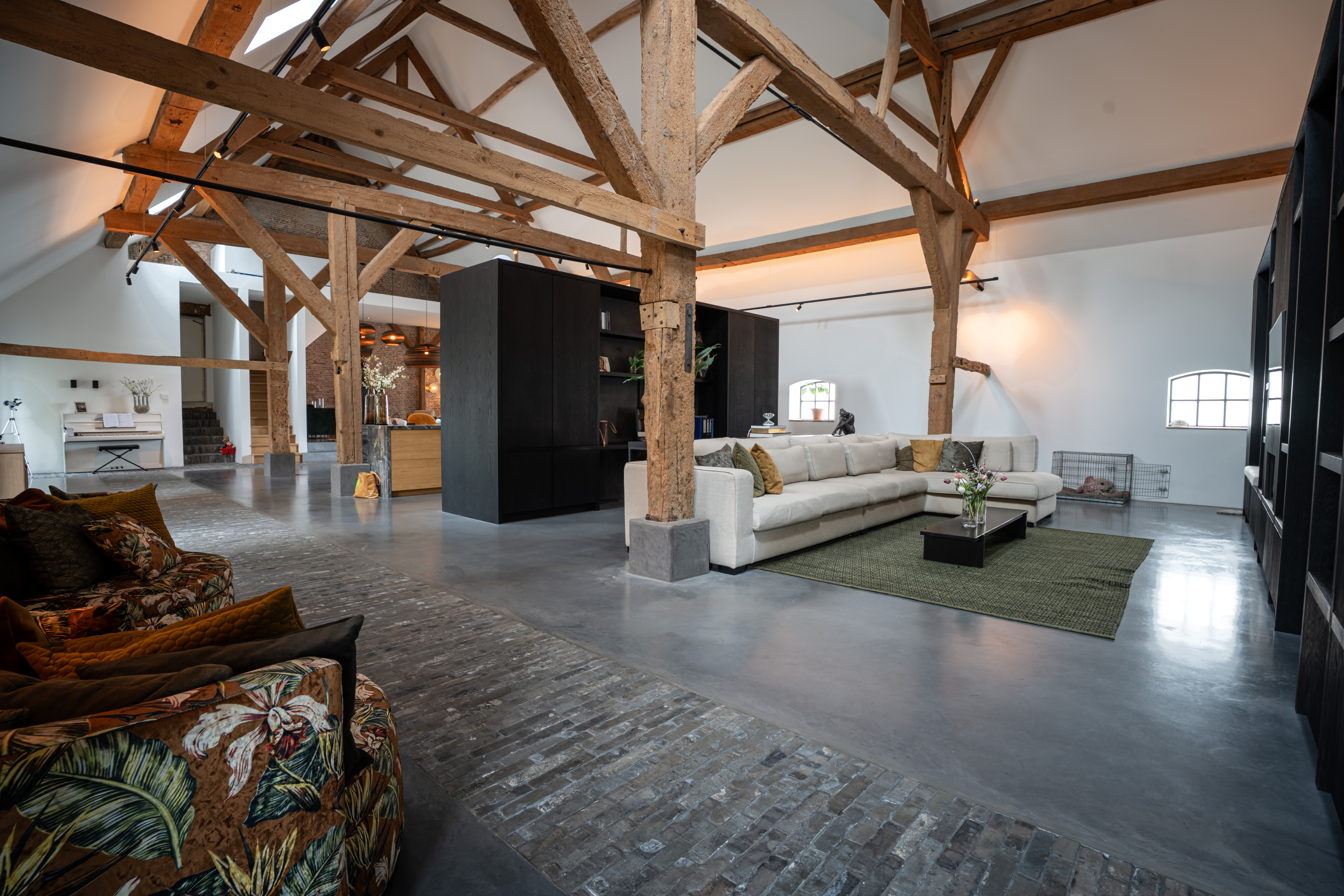Rustikales Farmhaus mit modernen Bodenbelägen